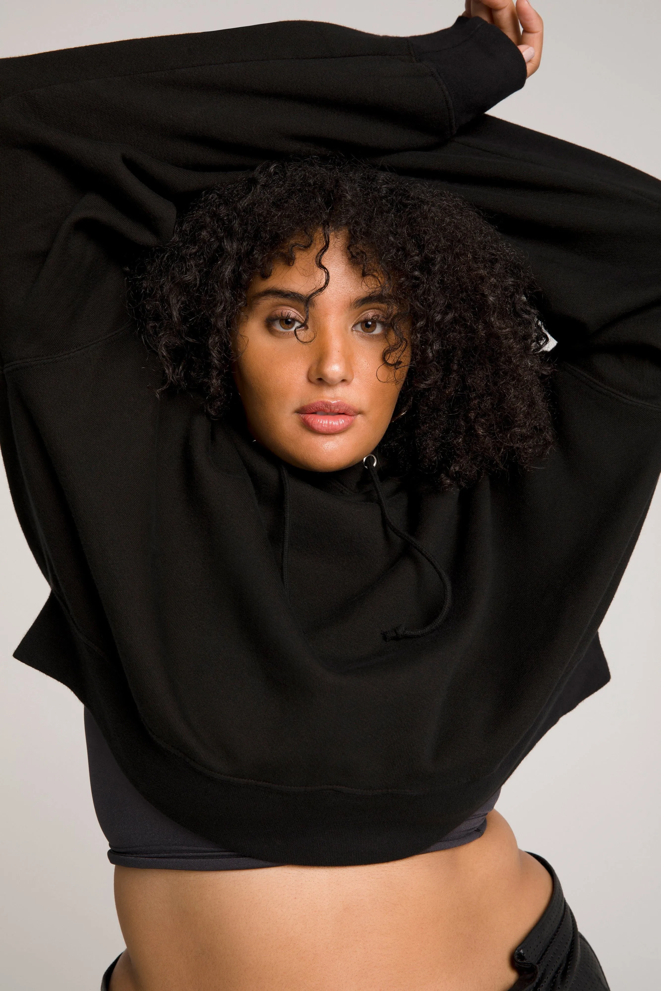 CROPPED & COOL HOODIE | BLACK001