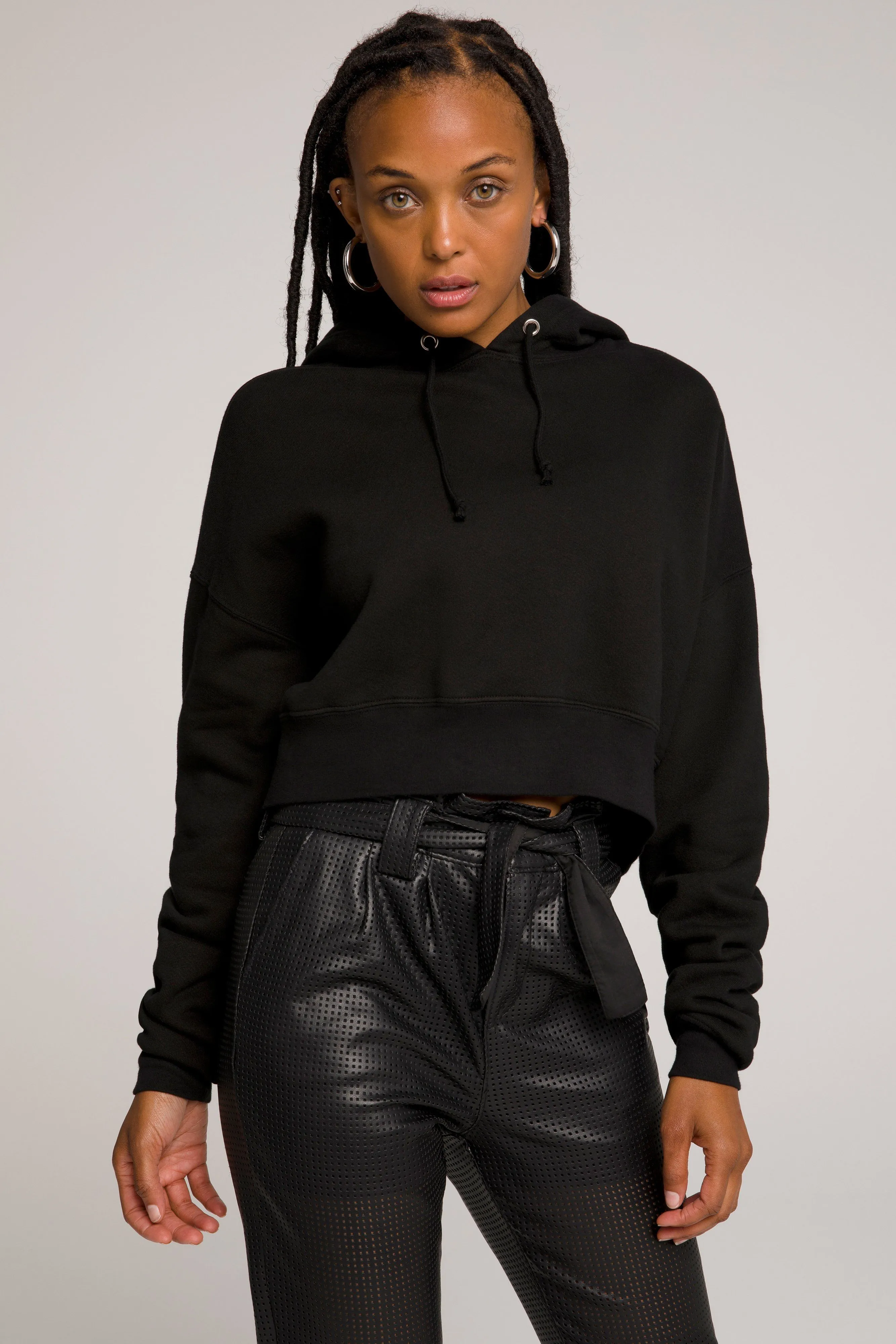 CROPPED & COOL HOODIE | BLACK001