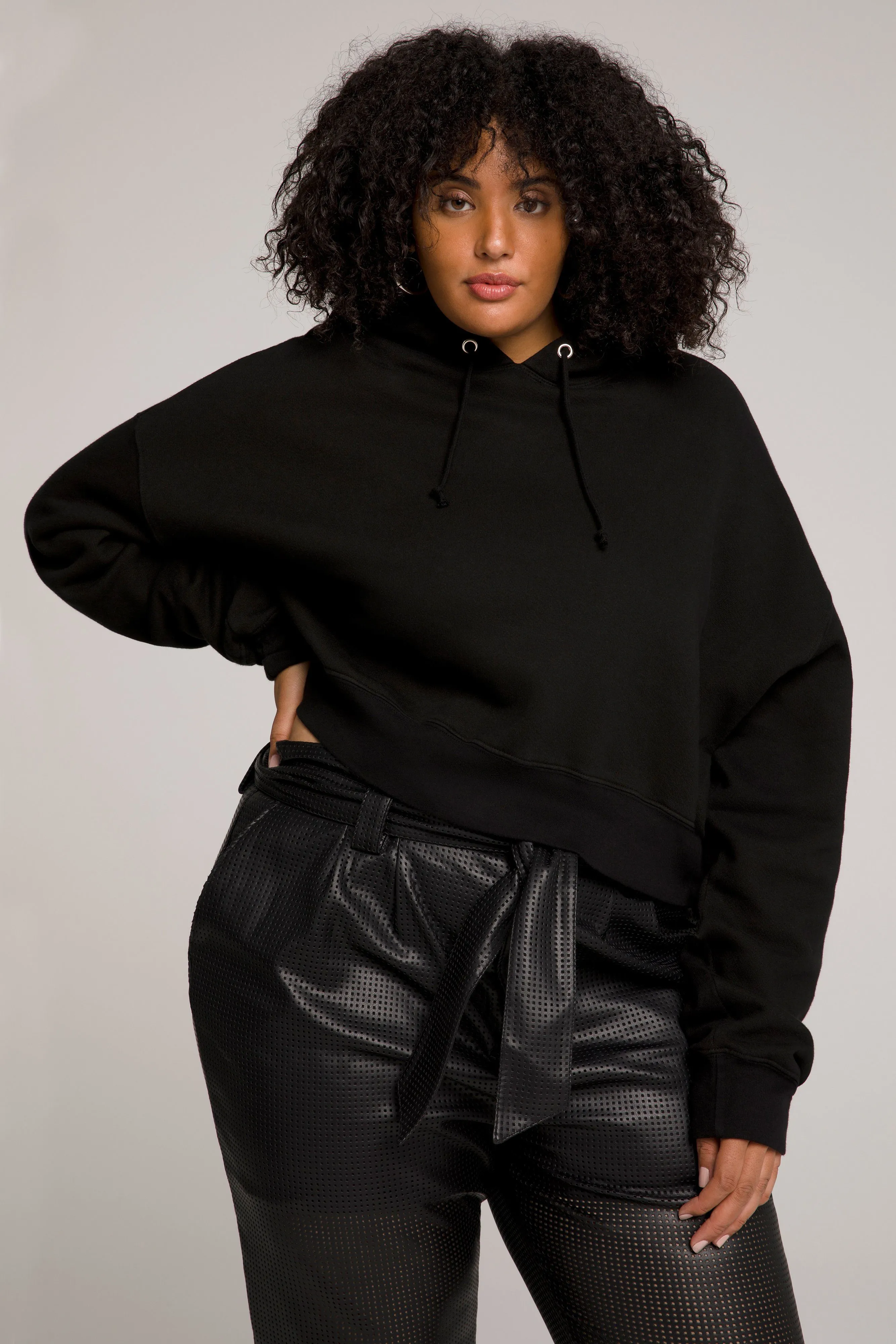 CROPPED & COOL HOODIE | BLACK001