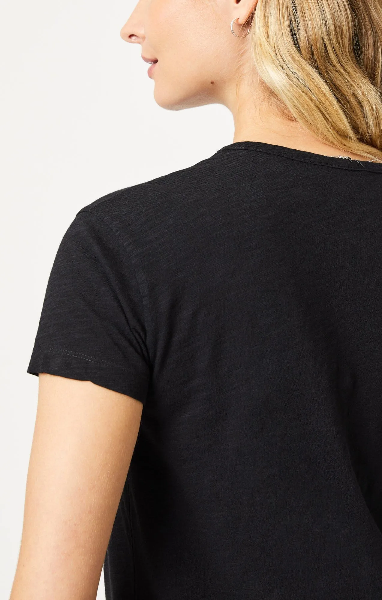 V-NECK T-SHIRT IN BLACK