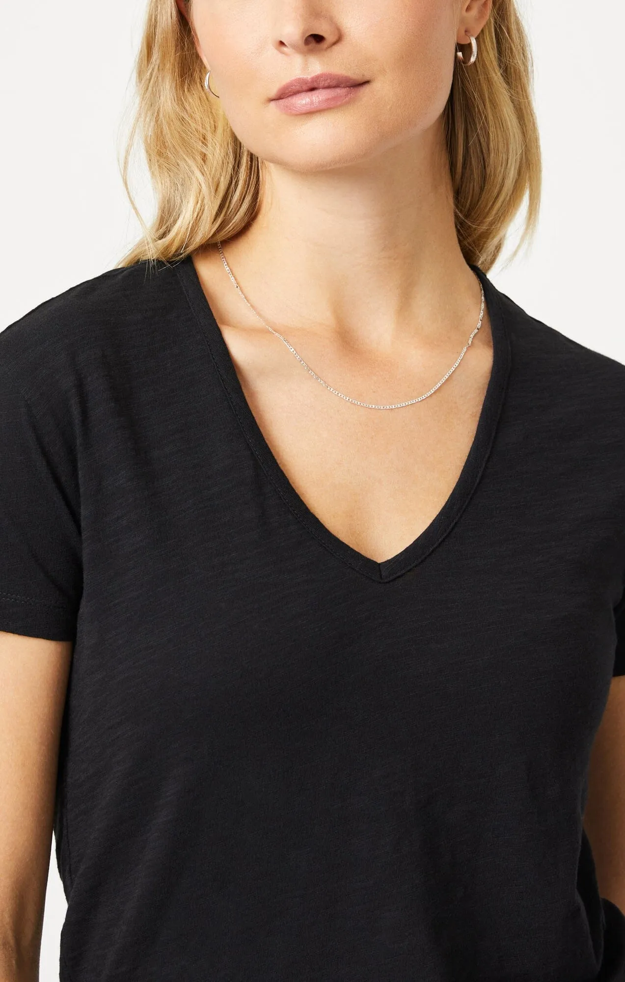 V-NECK T-SHIRT IN BLACK