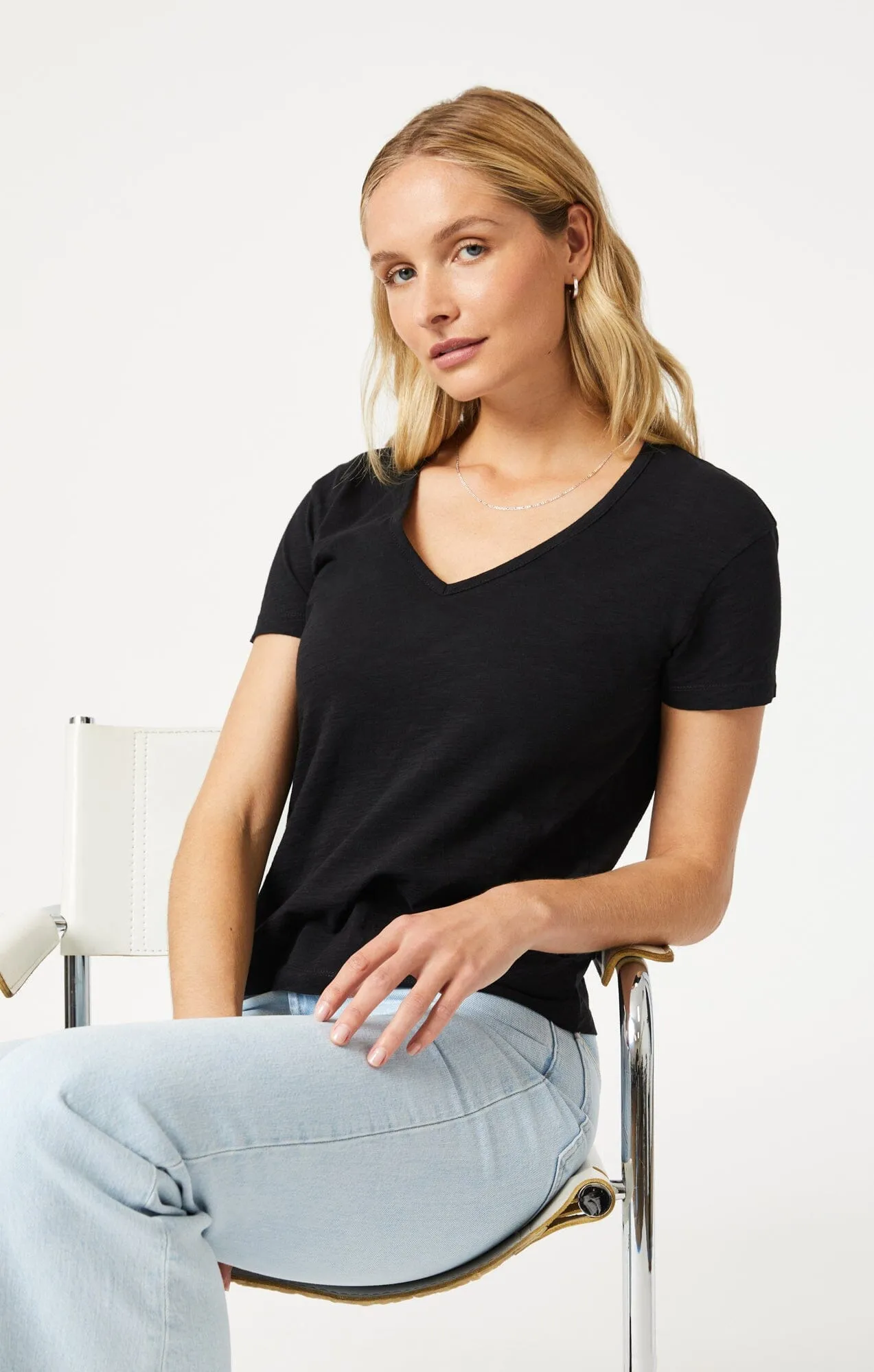 V-NECK T-SHIRT IN BLACK