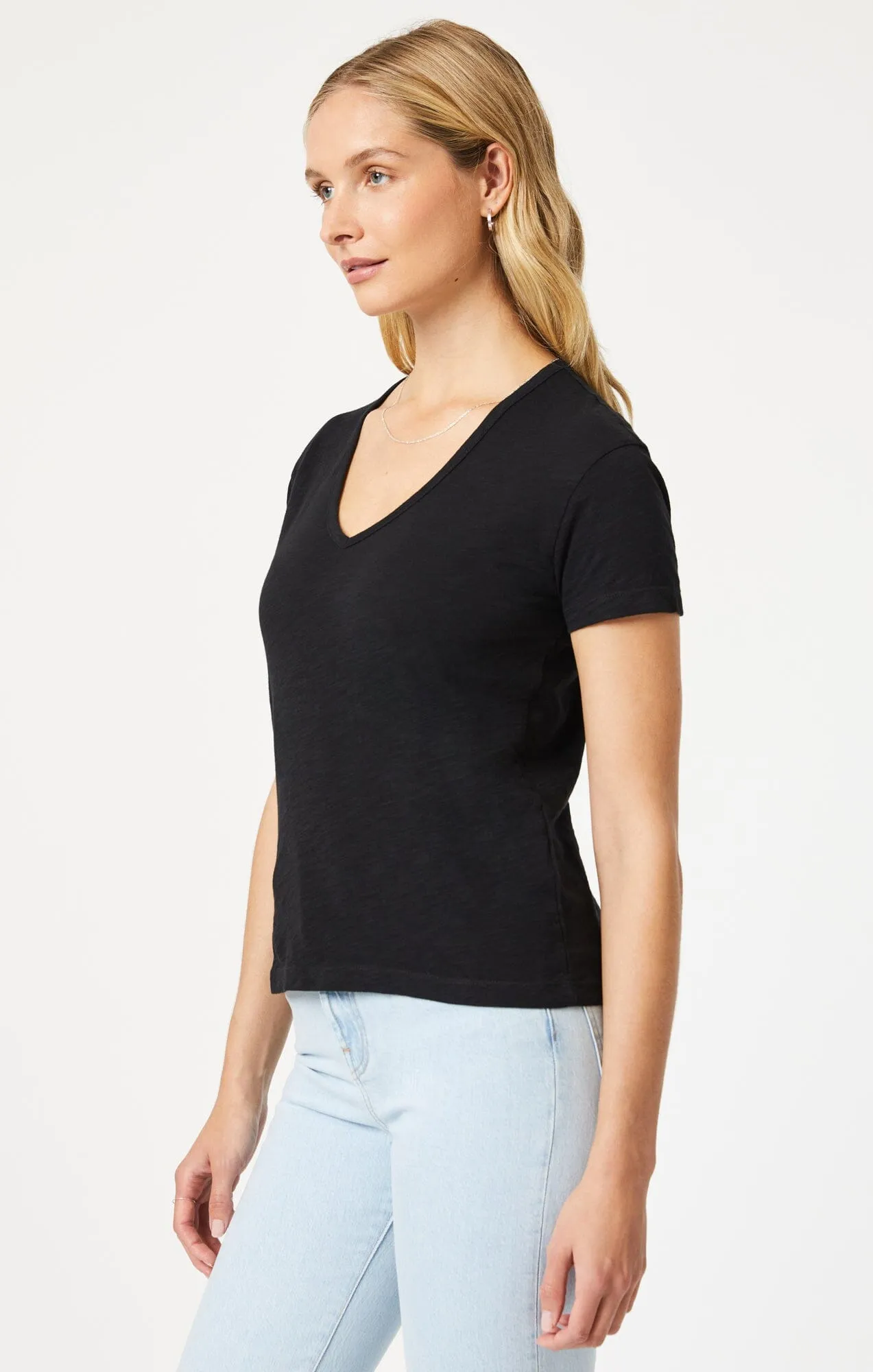 V-NECK T-SHIRT IN BLACK