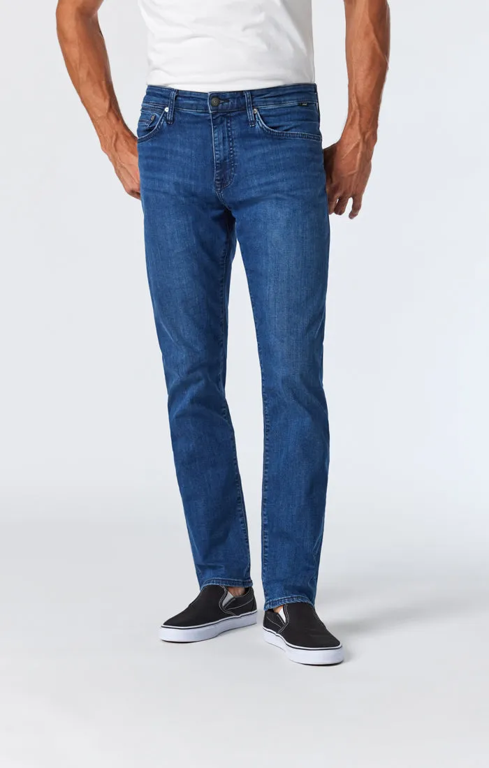 ZACH STRAIGHT LEG JEANS IN MIDNIGHT WILLIAMSBURG