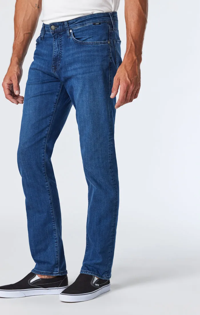 ZACH STRAIGHT LEG JEANS IN MIDNIGHT WILLIAMSBURG